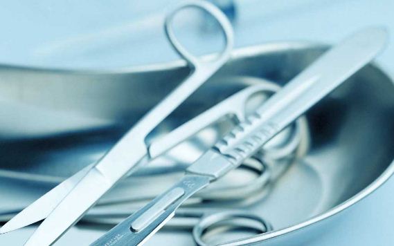 Operazione in diretta: 13 esperti all'opera davanti al mondo intero