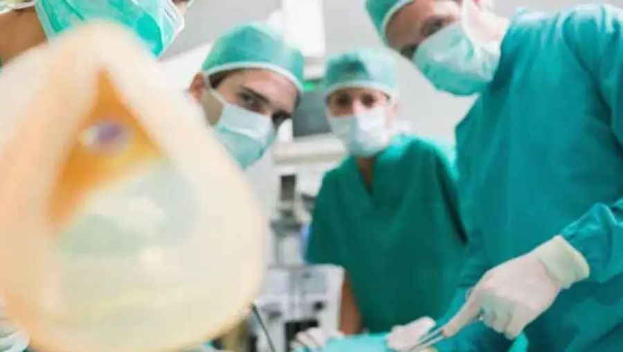 Donna operata di tumore all'addome senza anestesia: chiacchiera tranquillamente con i medici