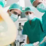 Donna operata di tumore all'addome senza anestesia: chiacchiera tranquillamente con i medici