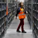 Braccialetti elettronici ai lavoratori Amazon, è polemica