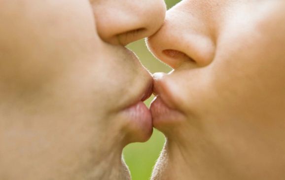 Kisspeptina, l'ormone del bacio che accende la fiamma della passione