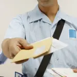Postino di Vicenza nascondeva lettere nel garage: trovati plichi Poste Italiane