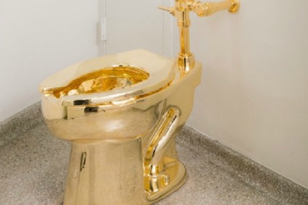 Trump, il Guggenheim gli offre in prestito il WC d'oro di Cattelan