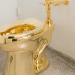 Trump, il Guggenheim gli offre in prestito il WC d'oro di Cattelan