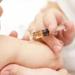 Vaccino scaduto a bimbo di 8 mesi, denuncia a medico e assistenti