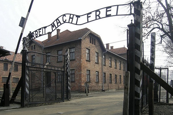 Motto nazista sull'officina: il proprietario non conosce la storia di Auschwitz