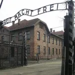 Motto nazista sull'officina: il proprietario non conosce la storia di Auschwitz