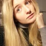 Modella mette la verginità all'asta, ma era uno scherzo
