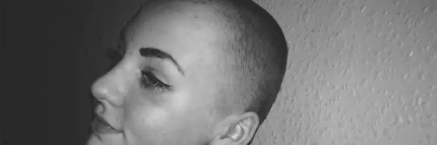 Ragazza si rasa e dona i capelli ai malati, ma la scuola la sospende