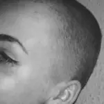 Ragazza si rasa e dona i capelli ai malati, ma la scuola la sospende