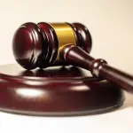 Alec Baldwin accusato di omicidio colposo per gli spari sul set di 