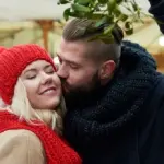 Baci sotto il vischio banditi per gli italiani causa alito cattivo