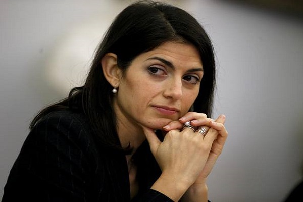 Virginia Raggi snobba i Savoia: "La monarchia? Fa parte del passato"