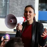 La prima ministra neozelandese Jacinda Ardern annuncia le sue dimissioni
