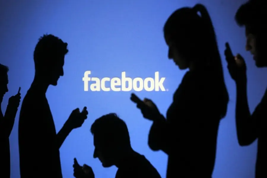 Nuovo attacco a Facebook, i social network creano danni alla salute?