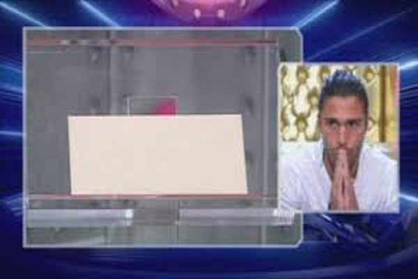 Luca Onestini legge e brucia la lettera di Soleil Sorgè al GF VIP 2