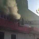 Incendio ex fabbrica di Trezzano sul Naviglio è allarme amianto: scuole chiuse