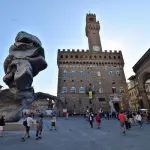 Firenze, polemica per statua Urs Fischer in Piazza della Signoria: creta o escremento?