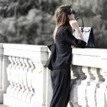 I migliori look total black per le ragazze ventenni