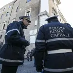 Roma, rompe un braccio a un vigile: lento a compilare verbale