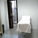 Muore in ospedale a Napoli e la salma resta abbandonata in bagno