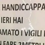 Multato per sosta su area disabili scrive un cartello pieno di insulti