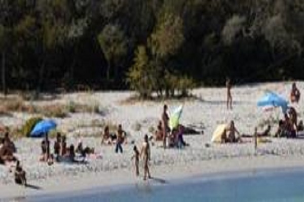 Porto Vecchio, ristoratore spara a gruppo nudisti: italiana ferita, uomo rilasciato