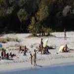 Porto Vecchio, ristoratore spara a gruppo nudisti: italiana ferita, uomo rilasciato