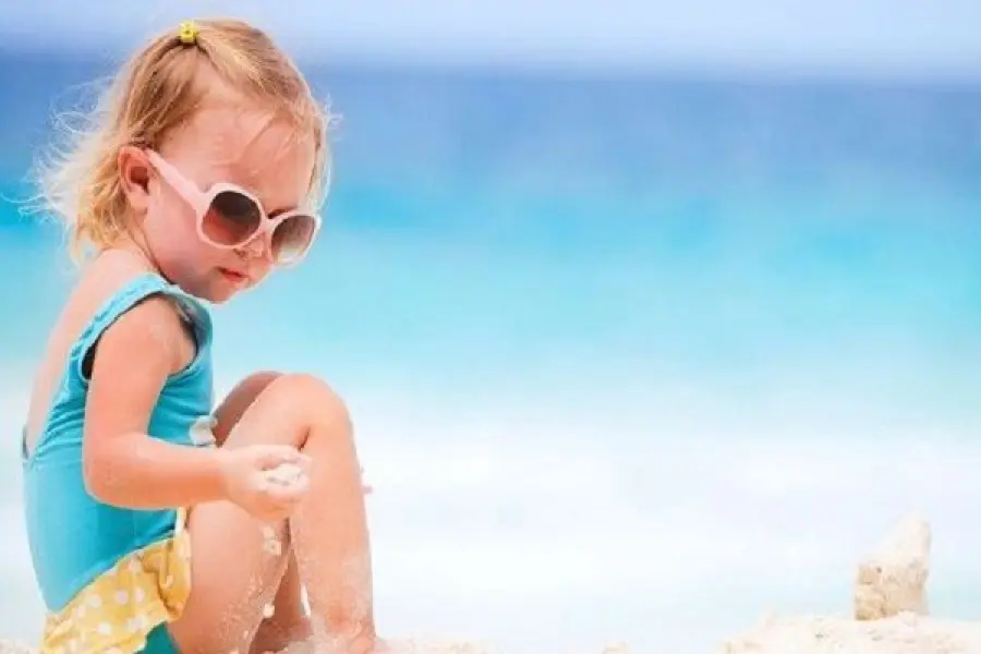 Bambini troppo nervosi al mare: la colpa è dei genitori