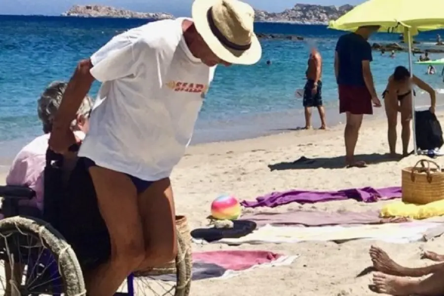 Porta la moglie disabile in spiaggia sotto il sole: la storia più bella dell’estate