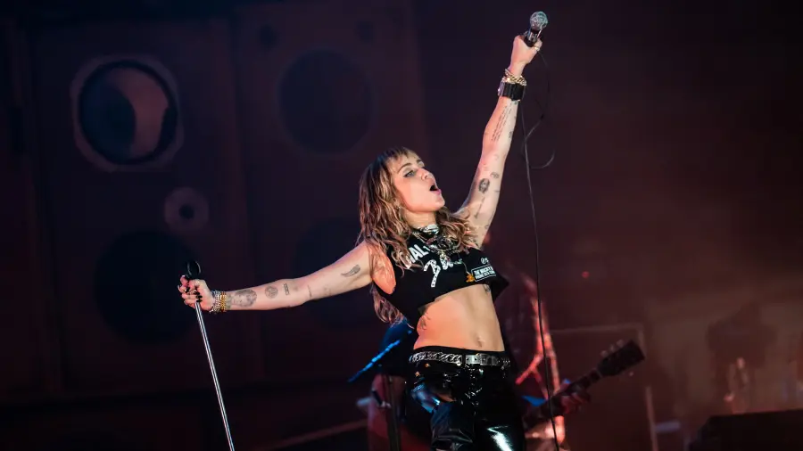 Miley Cyrus torna con album e singolo: "Endless Summer Vacation" e "Flowers"