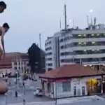 Venezia, tuffi dal Ponte di Calatrava: maxi multe e video virale