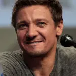 Jeremy Renner, cosa è successo: dall'incidente al selfie in ospedale