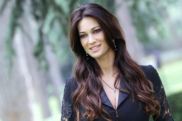 Le Iene contro Manuela Arcuri, l'attrice non riesce a sfuggire all'agguato?