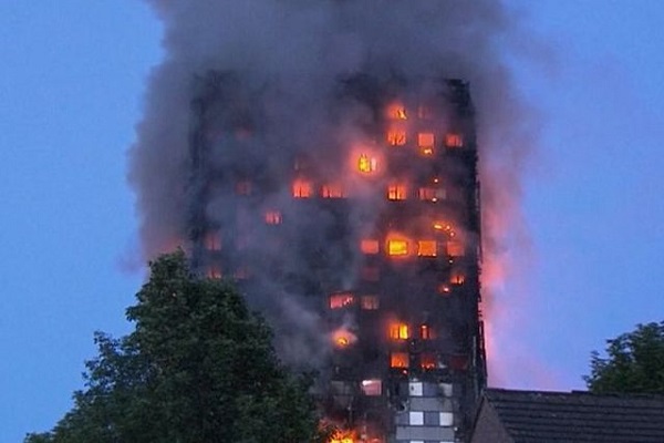 Ultima Ora Londra brucia, fiamme nel Grenfell Tower: "Ci sono morti"
