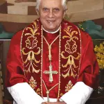 Ratzinger è molto malato, Papa Francesco invita i fedeli alla preghiera