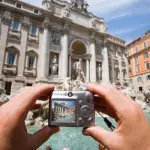 Roma, sosta vietata davanti alla Fontana di Trevi: la proposta della Raggi a Porta a Porta