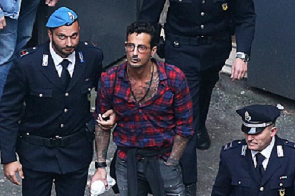 Fabrizio Corona cita Papa Francesco al processo e l’ex collaboratrice lancia accuse alla fidanzata
