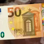 Nuova banconota da 50 euro in arrivo in Italia dal 4 Aprile: nuovo taglio e più scura- FOTO