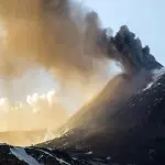 Etna eruzioni: L'attività del vulcano non si ferma, ancora lava sulla neve