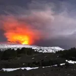 Etna eruzione in corso: dieci persone ferite dopo la colata di lava, il video di INGV
