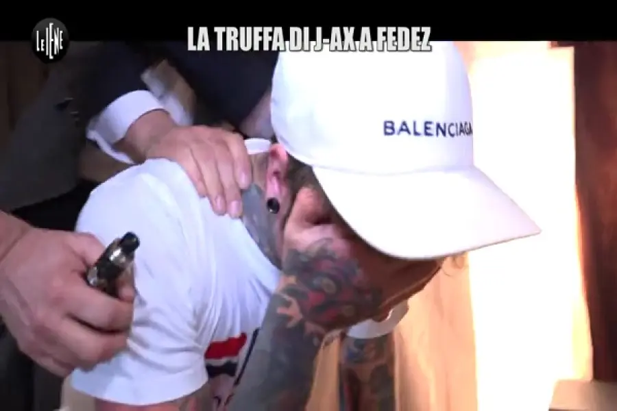 Fedez Le Iene 2017, Il rapper in lacrime per l'accusa di truffa sul tour Comunisti col Rolex