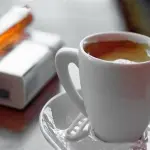 Caffè e sigaretta, da cosa nasce questo abbinamento: ecco perché è un binomio perfetto