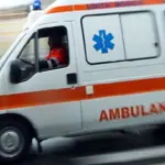 Trieste, paura in piazza: allatta il bimbo e poi crolla, malore per una 35enne