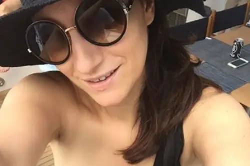 Laura Pausini Facebook: la cantante non è incinta e smentisce il gossip