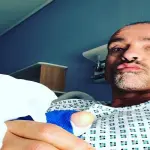 Eros Ramazzotti in ospedale dopo un'operazione, cos'è successo? Il selfie su Instagram per i fan