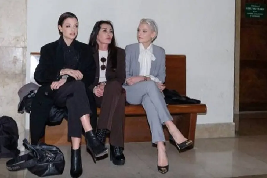 Processo Fabrizio Corona: l'ex fidanzata Belen Rodriguez pronta a difenderlo?