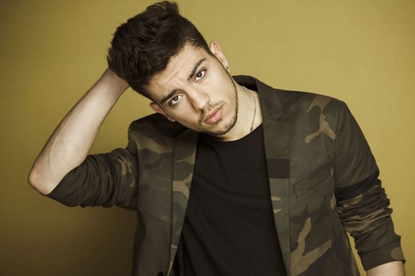 Sanremo 2017 vincitore giovani: Lele Esposito abbraccia Maria De Filippi, secondo posto per Maldestro