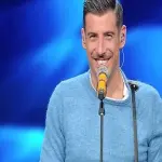 Sanremo 2017 look terza serata: gli outfit più belli e più brutti sfoggiati sull'Ariston, Francesco Gabbani troppo casual