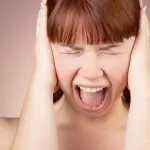 Misofonia, perché ci infastidiamo se qualcuno mastica o respira vicino?